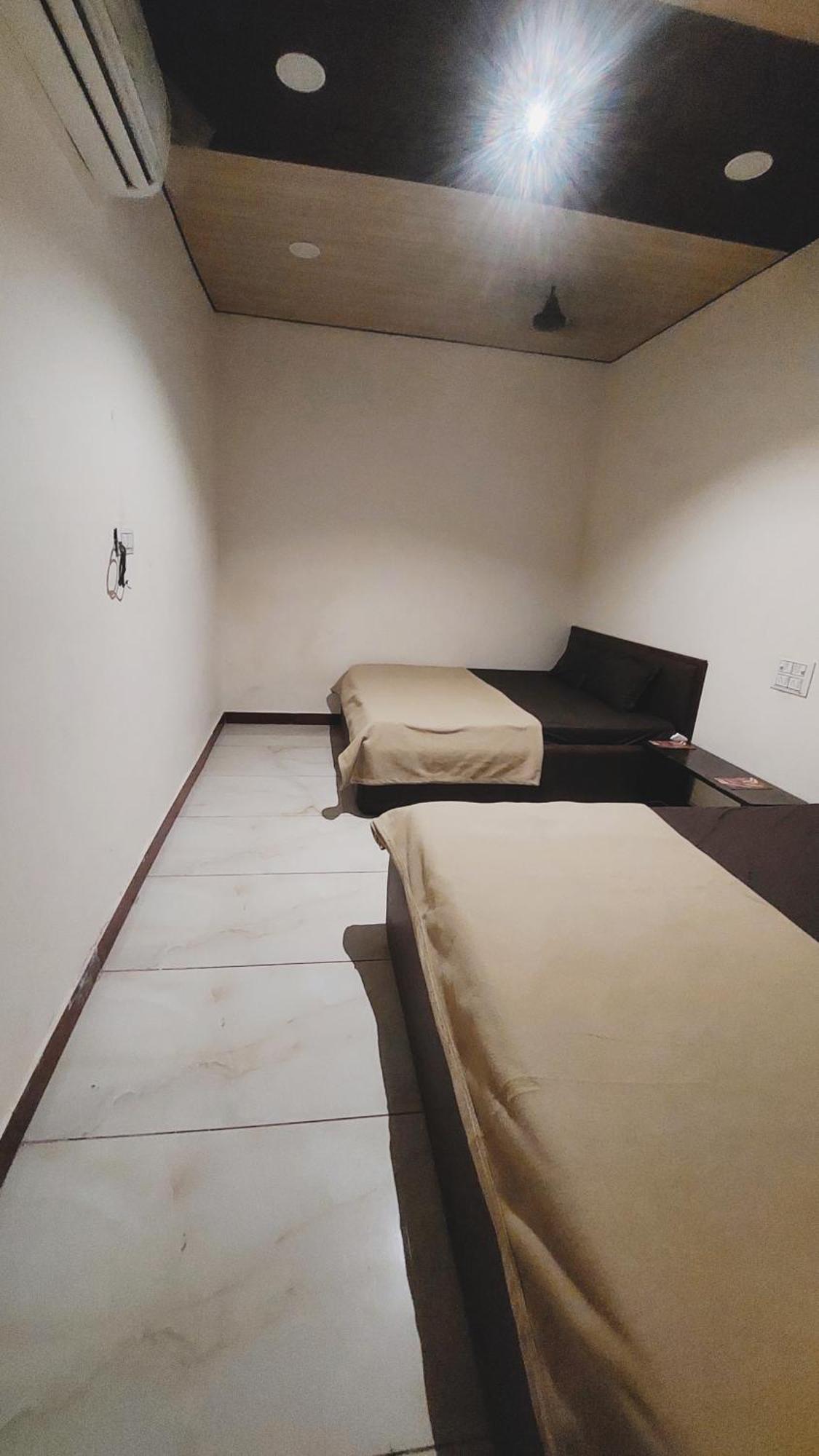 Hotel Prakash Palace Ujjain Bagian luar foto